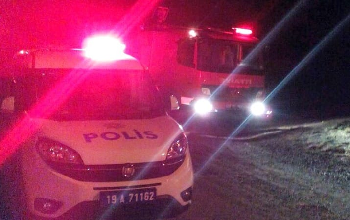TEK KATLI EVDE ÇIKAN YANGIN KORKUTTU