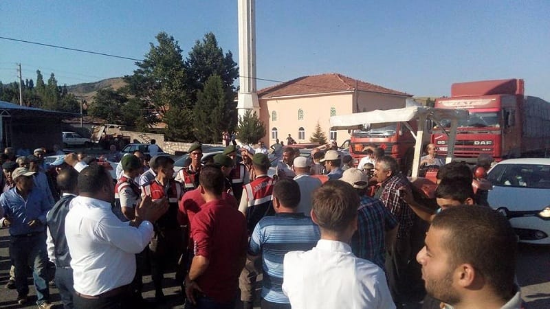 ÇORUM’DA BÜYÜK İSYAN, YOL TRAFİĞE KAPANDI