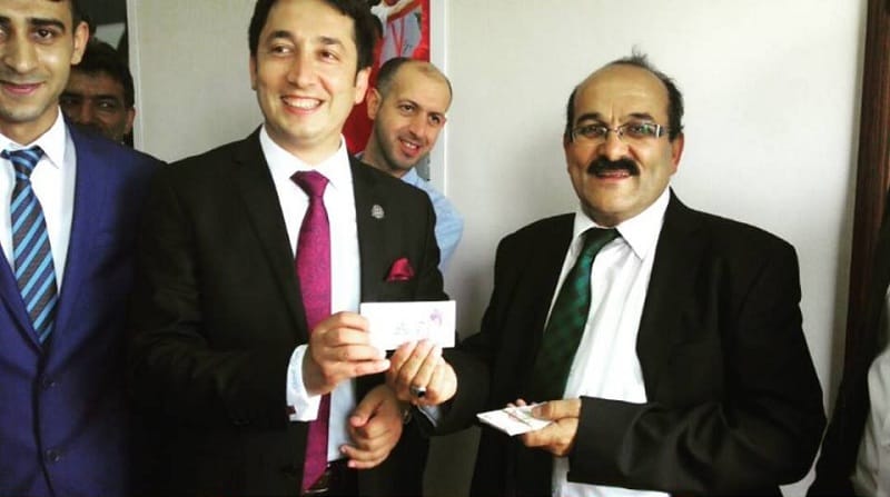 BAŞKAN HERKESE BAYRAM HARÇLIĞI DAĞITTI
