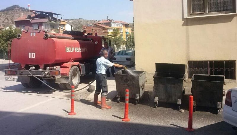 İSKİLİP BELEDİYESİ ÇÖPLERİ YIKADI