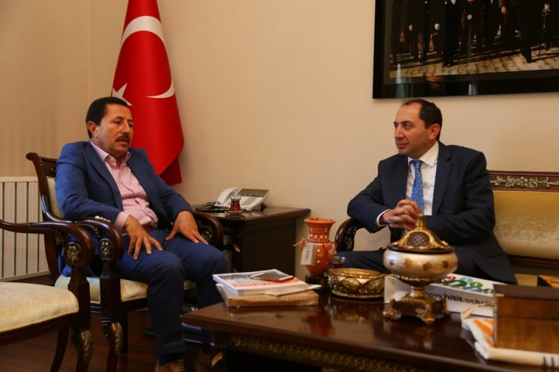 REKTÖR’DEN ÇORUMLU VALİ’YE SÜRPRİZ ZİYARET