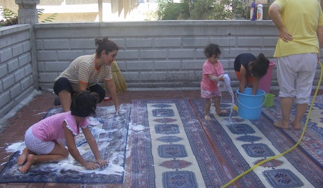 GENÇ KIZ HALI YIKARKEN BALKONDAN DÜŞTÜ