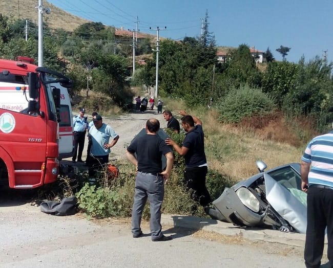 OTOMOBİL ŞARAMPOLE DEVRİLDİ; 3 YARALI