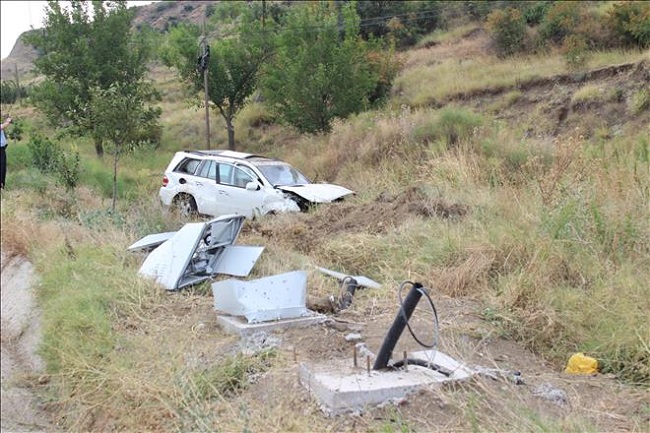 YOLDAN ÇIKAN ARAÇ TAKLA ATTI: 5 YARALI