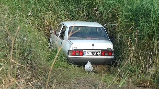 OTOMOBİL ÇELTİK TARLASINA UÇTU