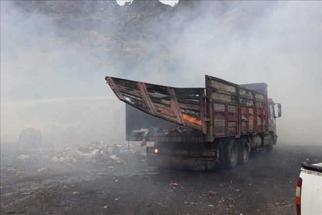 ÇÖPLÜK YANGINI KAMYONA SIÇRADI