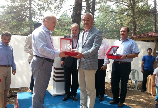 HİZMET-İŞ’DEN BAŞKAN KARATAŞ’A PLAKET