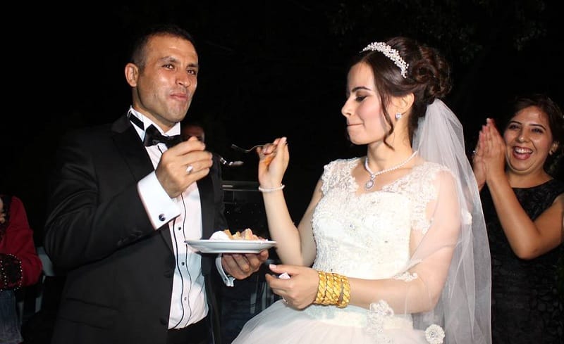ÇORUMLU ÇİFT HAVUZ BAŞINDA EVLENDİ