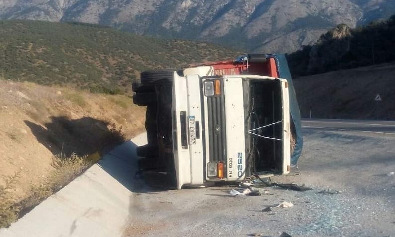 ÇORUM’DA EŞYA YÜKLÜ KAMYON DEVRİLDİ