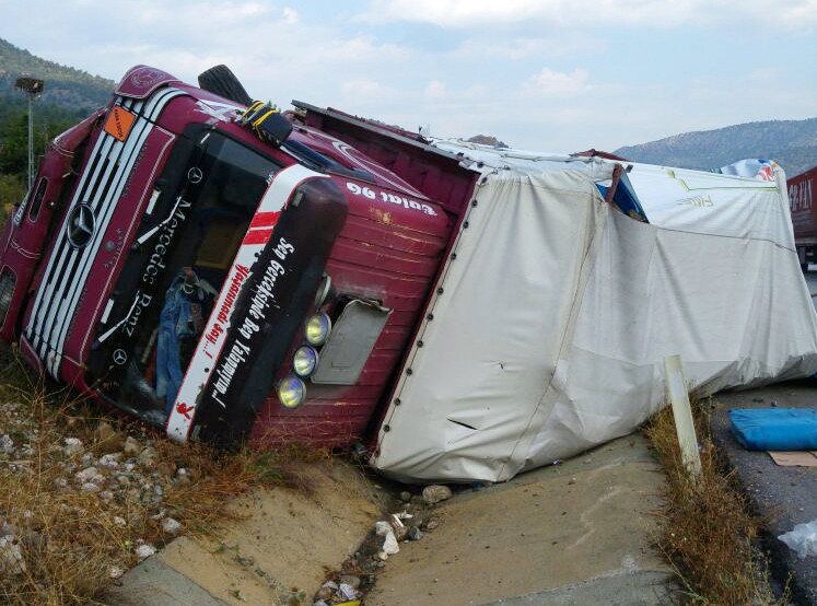 HIRDAVAT YÜKLÜ KAMYON DEVRİLDİ