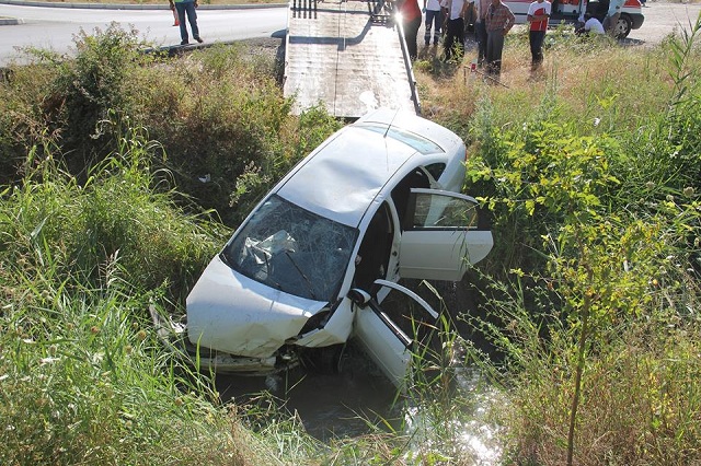 OTOMOBİL SULAMA KANALINA DÜŞTÜ: 5 YARALI