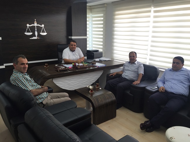 SEÇMENLE PARTİ ARASINDA KÖPRÜ KURAN ADAM