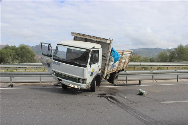 KAMYONET ORTA BARİYERLERE ÇIKTI