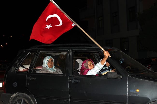 TERÖR SALDIRILARINA BAYRAKLI PROTESTO