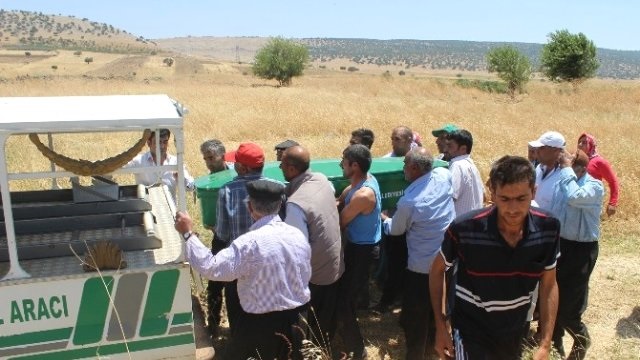 YAŞLI ADAMI ÖLÜM TARLADA YAKALADI