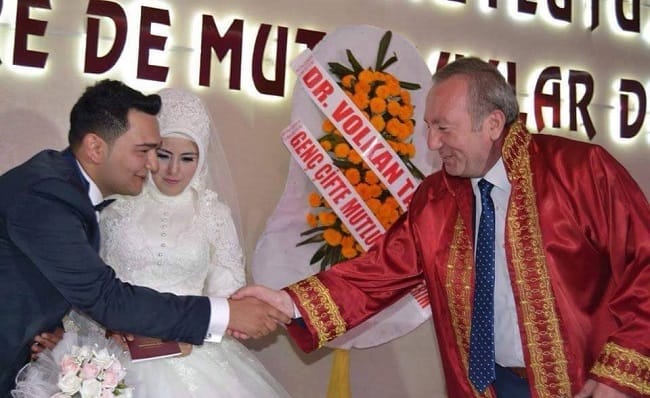 BAŞKAN GENÇ ÇİFTLERE MUTLULUK DİLEDİ
