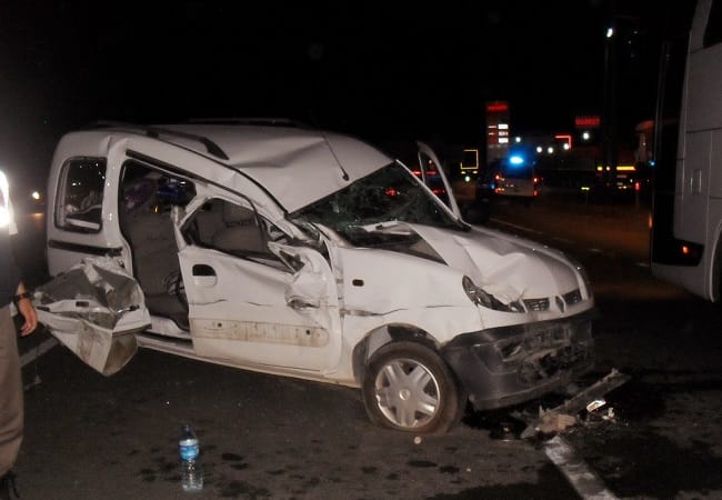 KAMYONA ARKADAN ÇARPTI: 5 YARALI