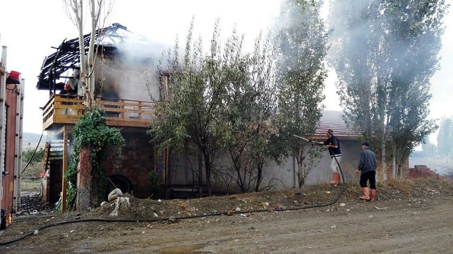 BAĞ EVİ ÇIKAN YANGINDA KÜL OLDU