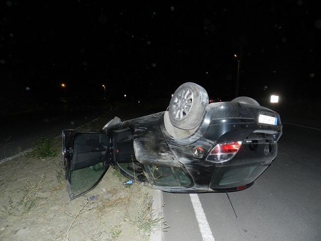 OTOMOBİL TAKLA ATTI; 1 YARALI