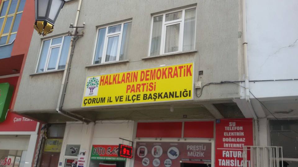 HDP BİNASI TAŞ YAĞMURUNA TUTULDU