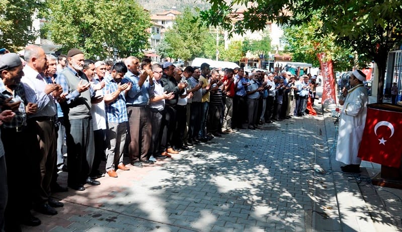 ŞEHİTLERİMİZ İÇİN GIYABİ CENAZE NAMAZI KILINDI