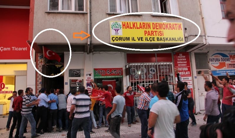 ÇORUM’DA HDP TABELASI ATEŞE VERİLDİ