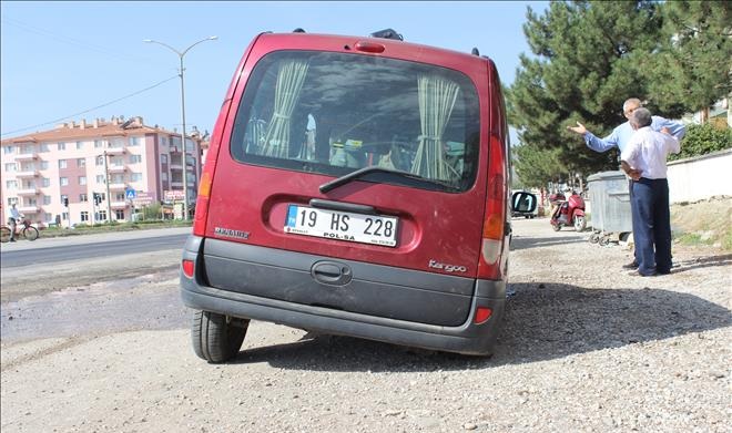 ÇORUM’DA YOL ÇÖKTÜ TEKERLER GİTTİ