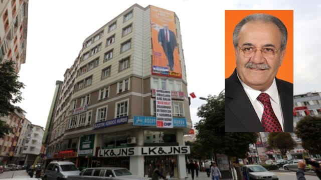 KRİZE YOL AÇAN O AFİŞ KALDIRILDI