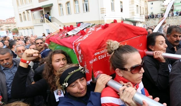 EMİNE ERCAN’I KADINLAR OMUZLADI