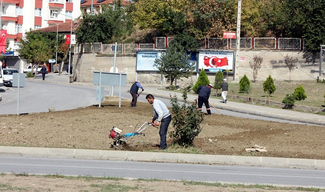 KAVŞAKLARDA PEYZAJ DÜZENLEMESİ YAPILIYOR