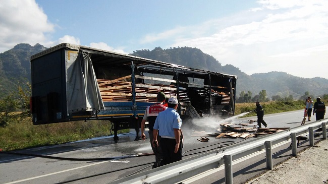 ÇORUM’DA TIR ALEV ALEV BÖYLE YANDI