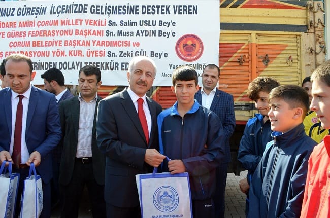 GÜREŞ FEDERASYONU’NDAN ALACA’YA MALZEME YARDIMI