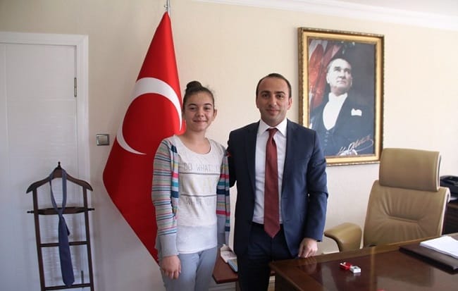 BAŞARILI ÖĞRENCİLERİ KAYMAKAM ÖDÜLLENDİRDİ