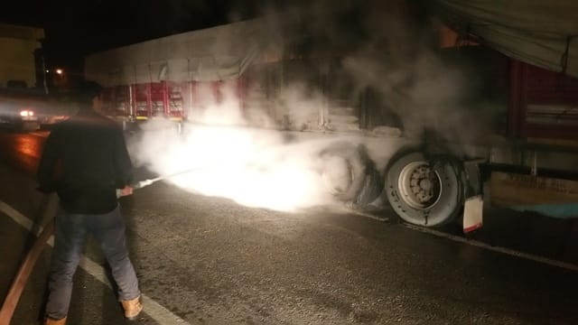 ÇORUM’DA TIR SON ANDA YANMAKTAN KURTULDU