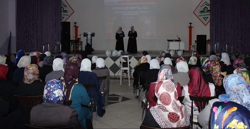 KADINLARA EHLİBEYT SEVGİSİ ANLATILDI