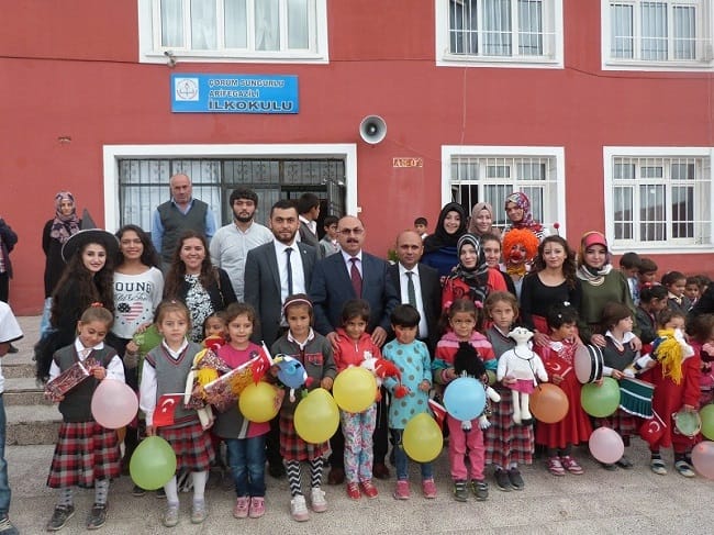 KÖY OKULU ÖĞRENCİLERİNİ SEVİNDİRDİLER