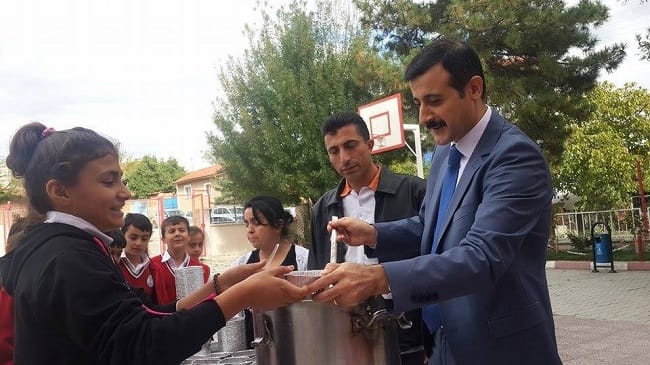 KAYMAKAM’DAN ÖĞRENCİLERE AŞURE İKRAMI