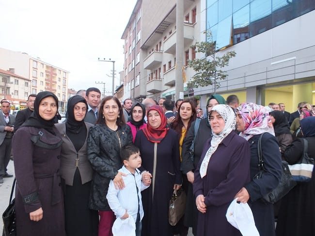 ALACALI KADINLARDAN KURT’A YAKIN İLGİ