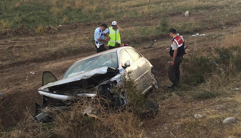 OTOMOBİL ŞARAMPOLE UÇTU: 1 ÖLÜ 1 YARALI