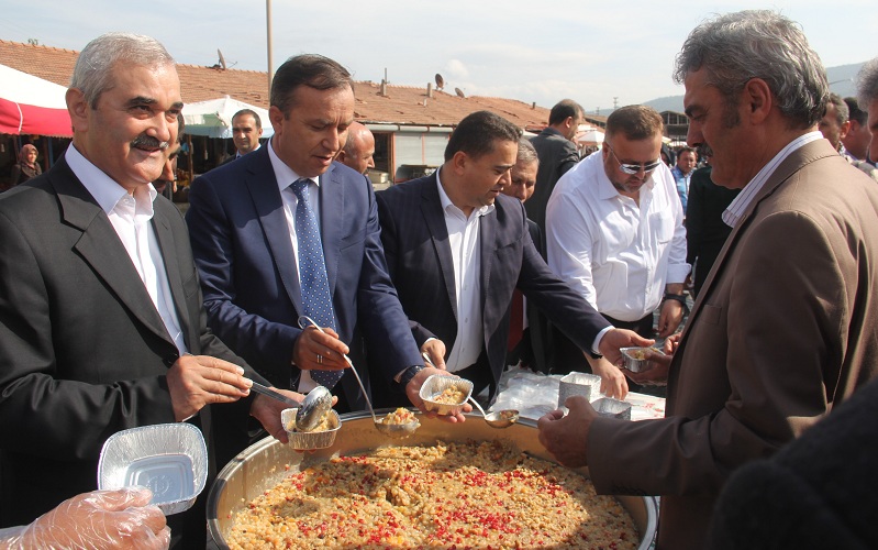 AK PARTİ ADAYI AŞURE DAĞITTI