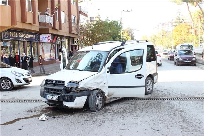 TRAFİK KAZASINDA 4 ARAÇ HASAR GÖRDÜ; 2 YARALI