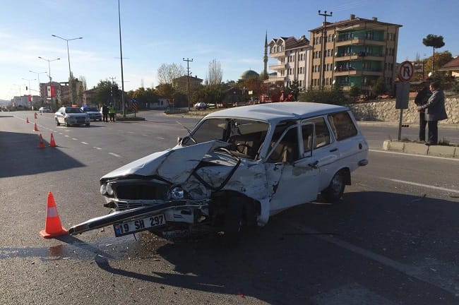 ÇORUM’DA MİNİBÜS İLE OTOMOBİL ÇARPIŞTI