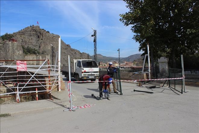 ÇORUM’UN TARİHİ KÖPRÜSÜ TRAFİĞE KAPATILDI