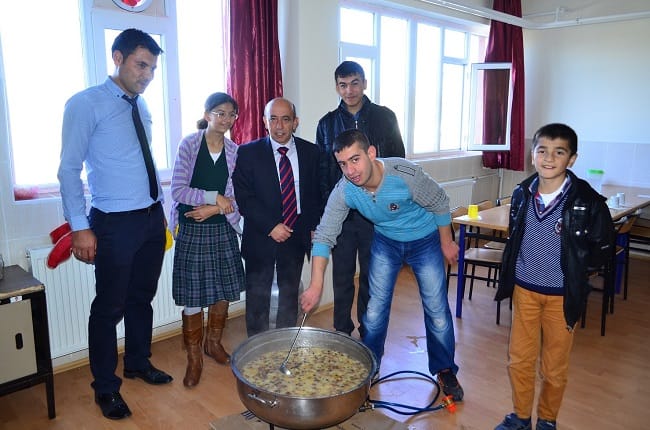ÖĞRENCİLER VE ÖĞRETMENLER AŞURE YAPTILAR