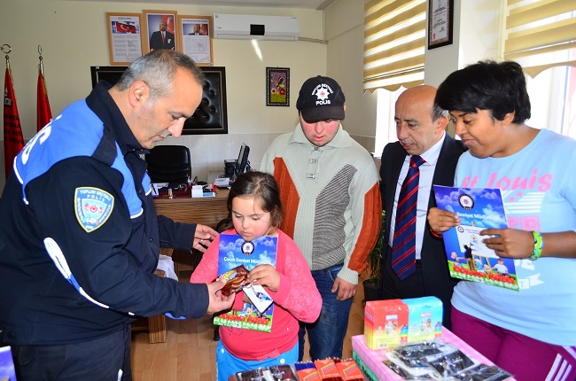 POLİSLERDEN ÖZEL ÖĞRENCİLERE YARDIM