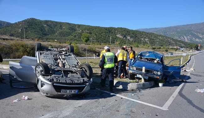 KAVŞAKTA İKİ OTOMOBİL ÇARPIŞTI;4 YARALI