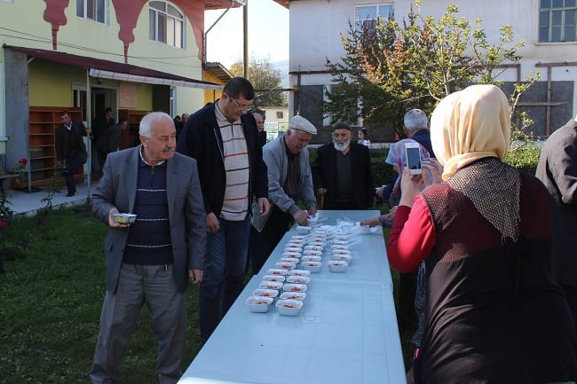 MUHTARDAN KÖYLÜLERE AŞURE İKRAMI