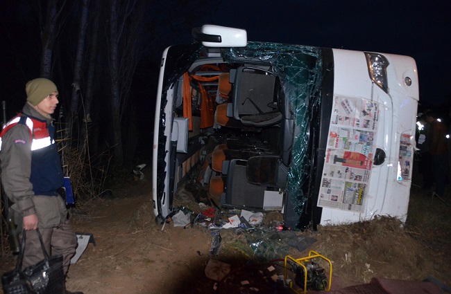 ÇORUM’DA YOLCU OTOBÜSÜ DEVRİLDİ