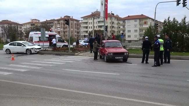 ÇORUM’DAKİ SÜRÜCÜ ÖNCE REFÜJE SONRA DİREĞE ÇARPTI