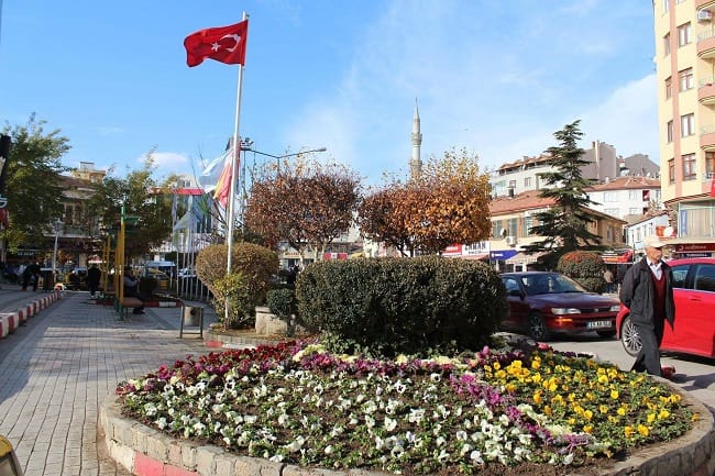 PARKLAR RENKLİ ÇİÇEKLERLE GÜZELLEŞTİ
